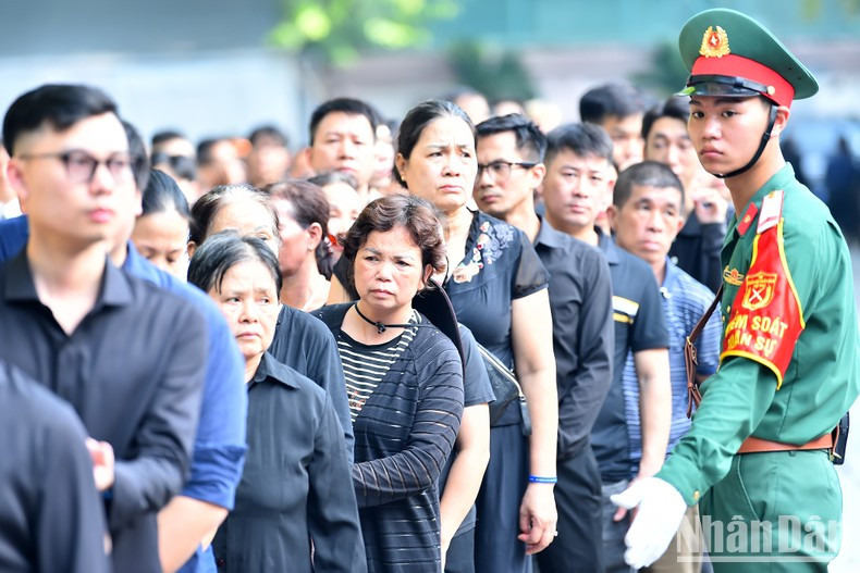 在殡仪馆内,组委会安排力量执勤,支持群众庄严、便捷地吊唁阮富仲总书记逝世。 在殡仪馆内,组委会安排力量执勤,支持群众庄严、便捷地吊唁阮富仲总书记逝世。
