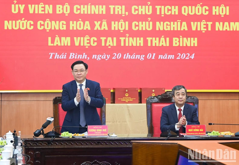 越南国会主席王廷惠与太平省省委常委会举行工作会议。 越南国会主席王廷惠与太平省省委常委会举行工作会议。