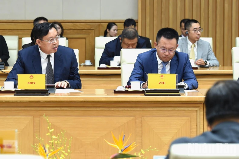 中国企业领导代表在会上发表讲话。 中国企业领导代表在会上发表讲话。