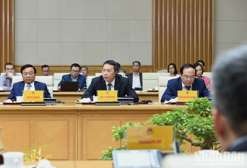 越南通信与传媒部副部长阮辉勇在会上发表讲话。 越南通信与传媒部副部长阮辉勇在会上发表讲话。