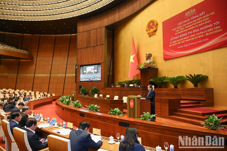 国会常务副主席陈青敏在会议上发表讲话。 国会常务副主席陈青敏在会议上发表讲话。