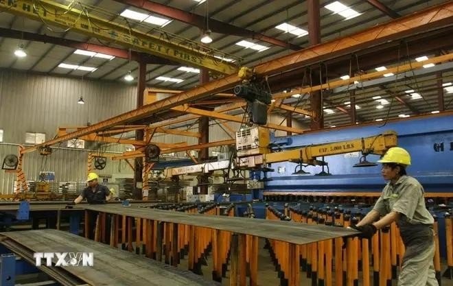 位于河内内排工业区的Zamil Steel越南公司的钢铁生产线。该公司是越沙互利共赢的经济合作关系的生动证明。 位于河内内排工业区的Zamil Steel越南公司的钢铁生产线。该公司是越沙互利共赢的经济合作关系的生动证明。