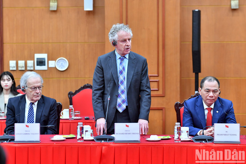 专家、科学家代表在会上发言。 专家、科学家代表在会上发言。