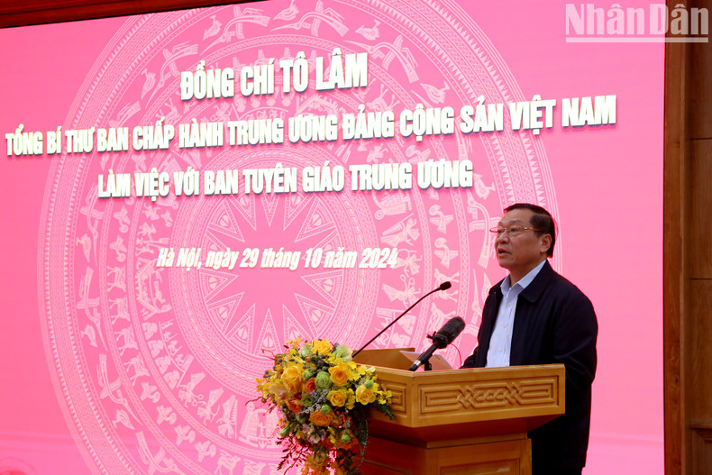 越共中央委员、中央宣教部常务副部长赖春门在会上作报告。 越共中央委员、中央宣教部常务副部长赖春门在会上作报告。