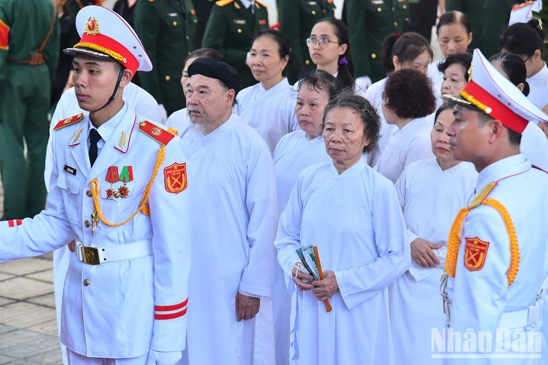 首都高台宗教界众多人士向阮富仲总书记致哀。 首都高台宗教界众多人士向阮富仲总书记致哀。