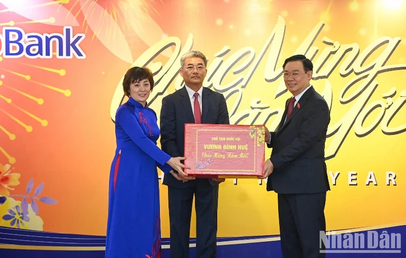 国会主席王廷惠乡合作社银行代表赠送新春礼物。 国会主席王廷惠乡合作社银行代表赠送新春礼物。