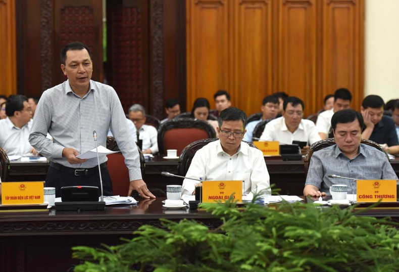 越南电力集团（EVN）董事会主席邓黄安在会上发表讲话。