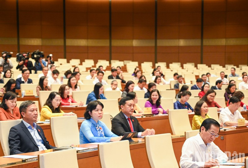 各位代表出席会议。 各位代表出席会议。