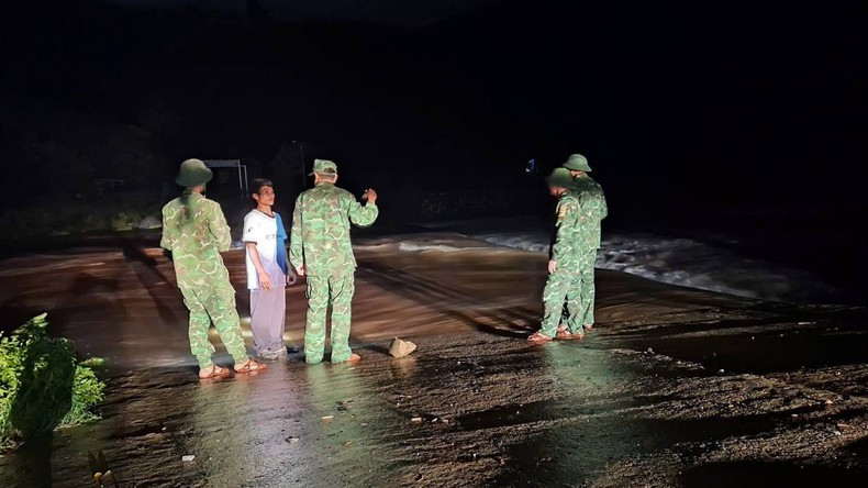 茶洛(Cha Lo)国际口岸边防哨所干部和战士在山洪易发的低洼处及滑坡风险点值守,以确保少数民族同胞的安全。 茶洛(Cha Lo)国际口岸边防哨所干部和战士在山洪易发的低洼处及滑坡风险点值守,以确保少数民族同胞的安全。