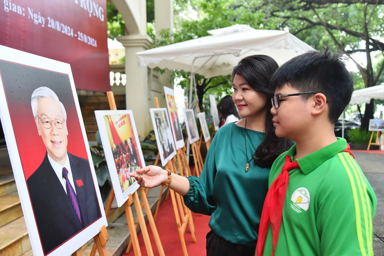 河内市巴亭郡阮智芳初中学校师生们在展览上看到关于阮富仲总书记的图片时深受感动。 河内市巴亭郡阮智芳初中学校师生们在展览上看到关于阮富仲总书记的图片时深受感动。