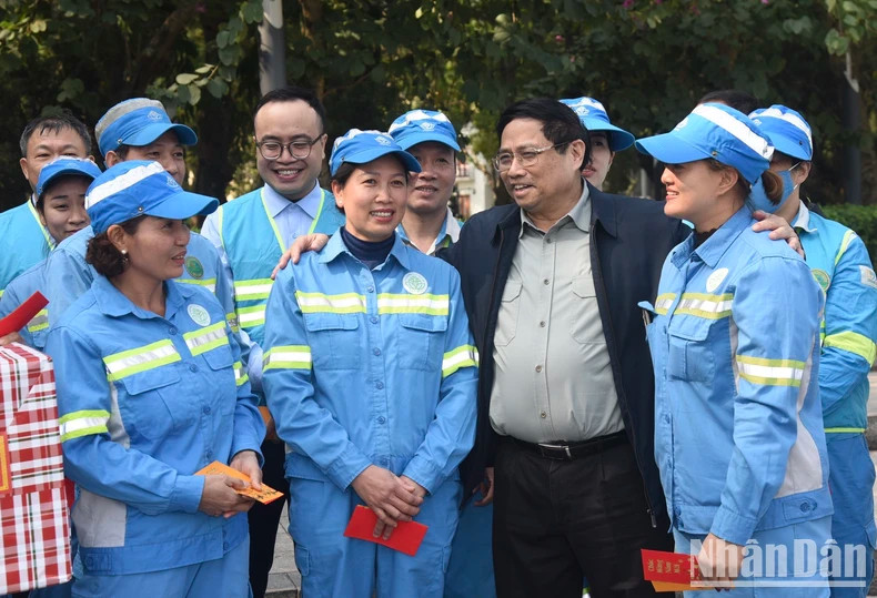 政府总理范明正看望正在河内市奠边府街和黄妙街工作的河内城市环境一人有限责任公司(URENCO)工作人员。 政府总理范明正看望正在河内市奠边府街和黄妙街工作的河内城市环境一人有限责任公司(URENCO)工作人员。