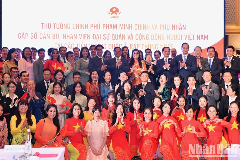越南政府总理范明正携夫人与越南驻阿联酋大使馆干部人员及旅居阿联酋越南人代表合影留念。 越南政府总理范明正携夫人与越南驻阿联酋大使馆干部人员及旅居阿联酋越南人代表合影留念。