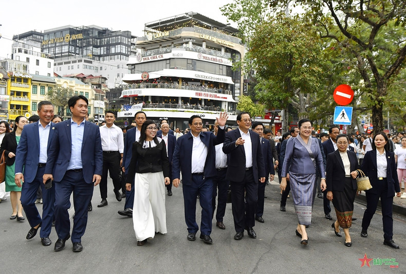 越老两位政府总理携夫人在还剑湖散步。