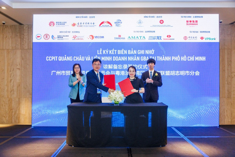 广州市贸促会代表高晓东先生(左)与粤港澳大湾区企业家联盟胡志明市分会代表阮香香女士(右)进行签约。(新华集团供图) 广州市贸促会代表高晓东先生(左)与粤港澳大湾区企业家联盟胡志明市分会代表阮香香女士(右)进行签约。(新华集团供图)