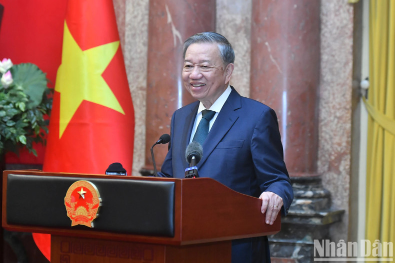 苏林总书记、国家主席在会上发表讲话。