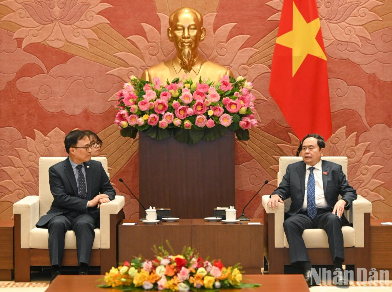 越南国会主席陈青敏会见韩国驻越南特命全权大使崔泳三。 越南国会主席陈青敏会见韩国驻越南特命全权大使崔泳三。
