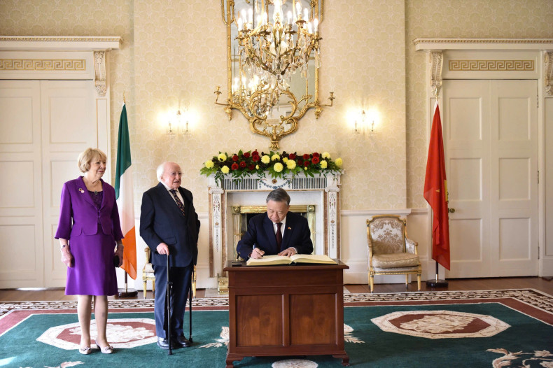 苏林总书记、国家主席在爱尔兰总统府的纪念册上留言。