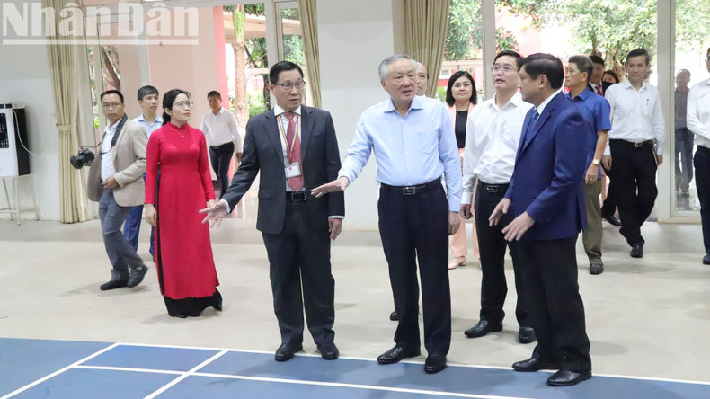 越南政府常务副总理阮和平高度评价黄越学校的教育模式。 越南政府常务副总理阮和平高度评价黄越学校的教育模式。