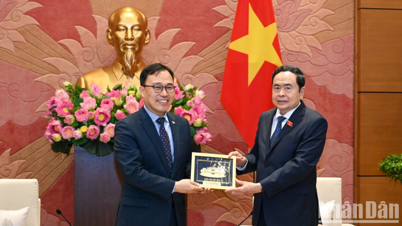 越南国会主席向韩国驻越大使赠送慰问品。 越南国会主席向韩国驻越大使赠送慰问品。