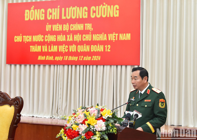 12军团司令张孟勇少将作报告。