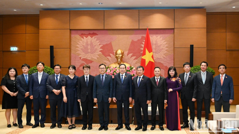 双方代表合影留念。 双方代表合影留念。