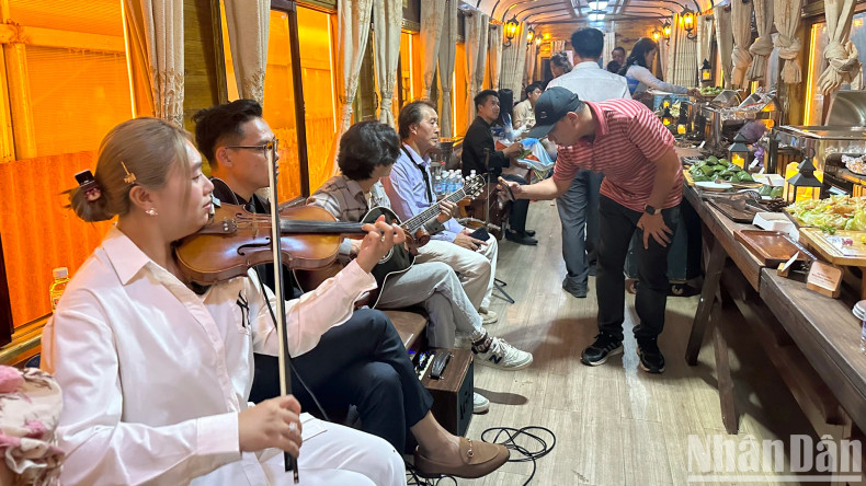 每车厢都有音乐家用小提琴、吉他、萨克斯演奏浪漫的歌曲,让游客在悠扬的音乐中欣赏大叻的夜景。 每车厢都有音乐家用小提琴、吉他、萨克斯演奏浪漫的歌曲,让游客在悠扬的音乐中欣赏大叻的夜景。