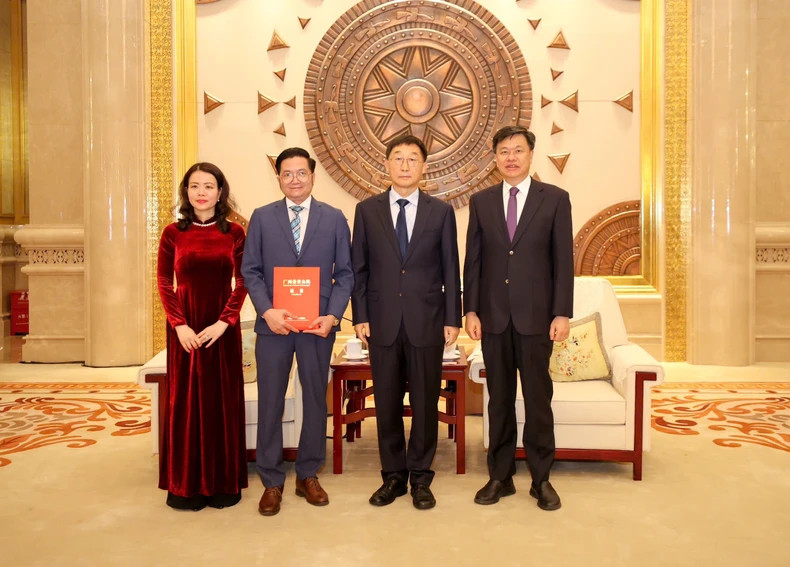 刘宁同志向杜南忠总领事授予“广西荣誉公民”称号。 刘宁同志向杜南忠总领事授予“广西荣誉公民”称号。