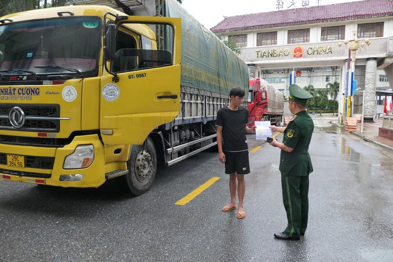 通过河江省清水国际边境口岸进行货物进出口活动。(图片来源:庆全 摄) 通过河江省清水国际边境口岸进行货物进出口活动。(图片来源:庆全 摄)