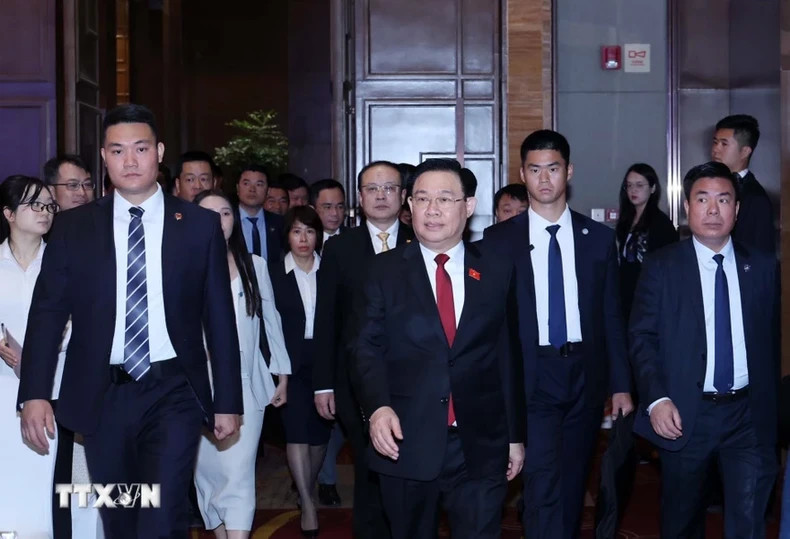 在对中国进行正式访问的框架内,越南国会主席王廷惠4月12日上午在云南省昆明市出席越中贸易投资政策与机遇对话会并发表讲话。 在对中国进行正式访问的框架内,越南国会主席王廷惠4月12日上午在云南省昆明市出席越中贸易投资政策与机遇对话会并发表讲话。
