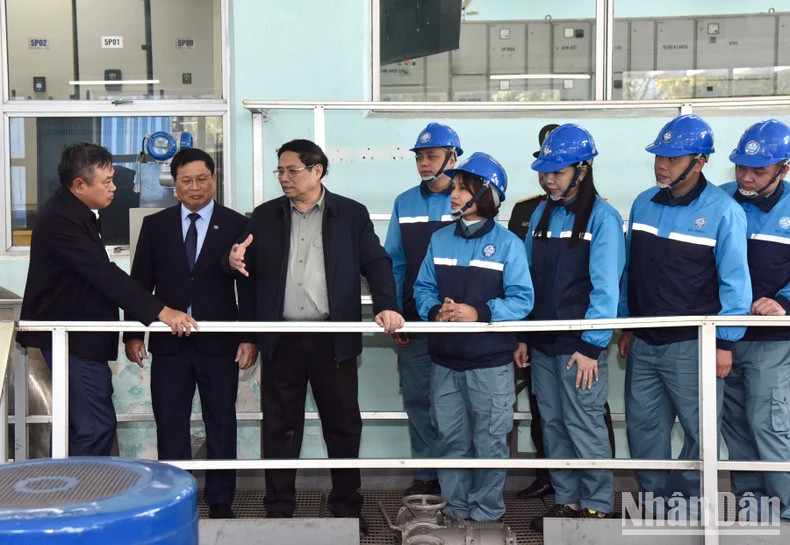 政府总理范明正看望河内清洁水公司安负水厂工作人员。 政府总理范明正看望河内清洁水公司安负水厂工作人员。