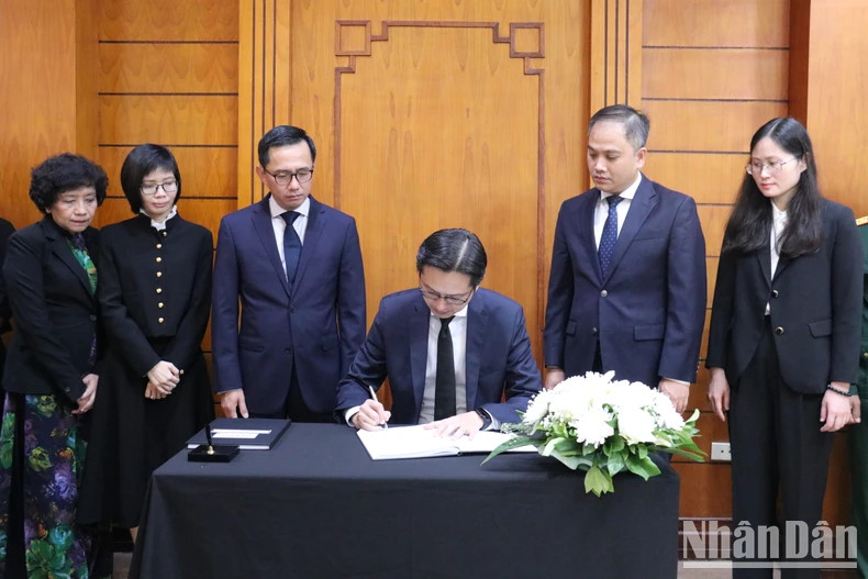 杜雄越副部长在吊唁簿上留言。