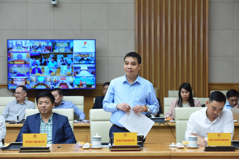 越南航空公司领导人代表发言。