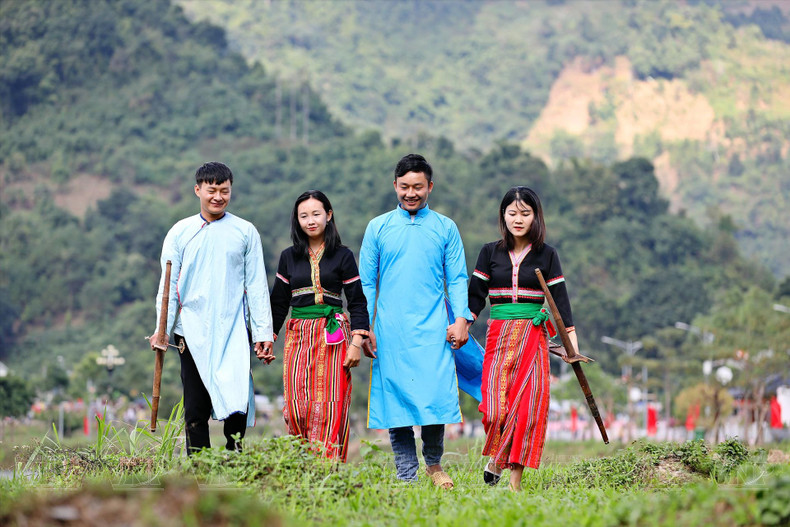 贡族红男绿女穿着传统服装去参加节日。