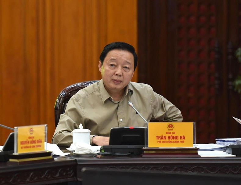 陈红河副总理在会上发表讲话。