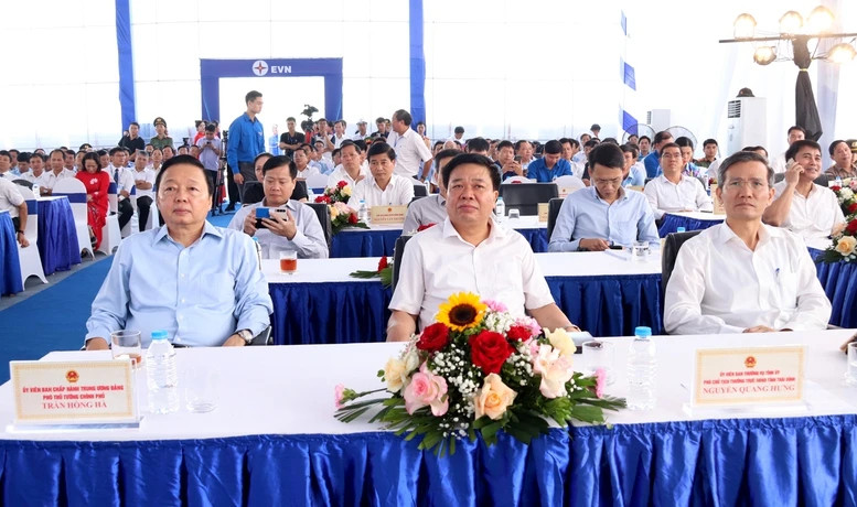 陈红河副总理出席在太平省出席落成仪式。