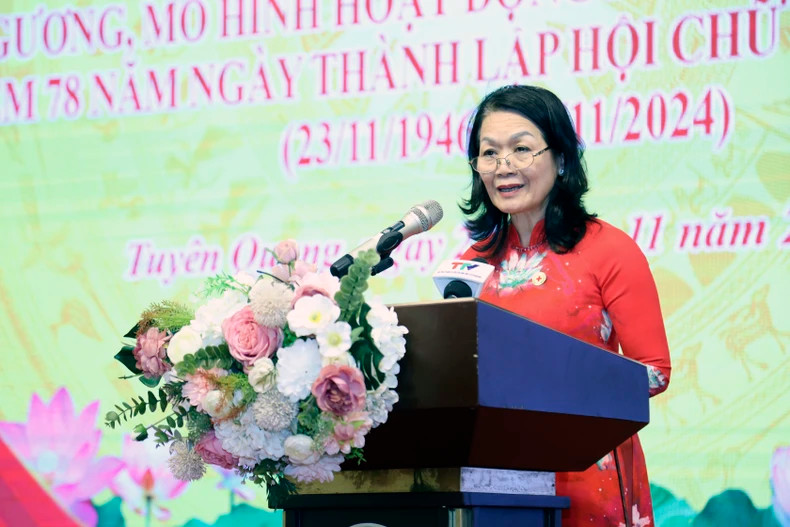 越南红十字会中央委员会党组书记、主席裴氏和同志在会议上发表讲话。 越南红十字会中央委员会党组书记、主席裴氏和同志在会议上发表讲话。