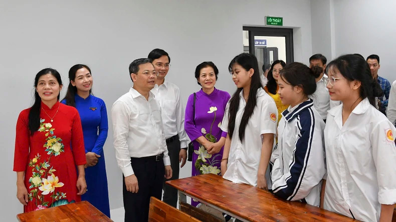 宣光省人民委员会主席阮文山走访慰问宣光重点学校学生。 宣光省人民委员会主席阮文山走访慰问宣光重点学校学生。