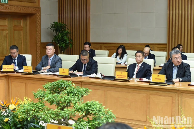 中国绿色经济和数字经济的各家龙头集团代表团出席座谈会。 中国绿色经济和数字经济的各家龙头集团代表团出席座谈会。