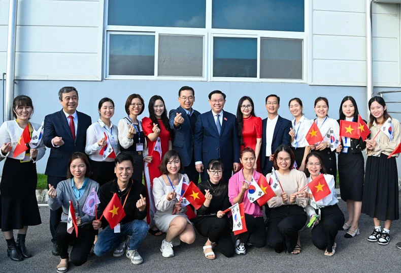 国会主席王廷惠一行与太平OHSUNG VINA责任有限公司。 国会主席王廷惠一行与太平OHSUNG VINA责任有限公司。