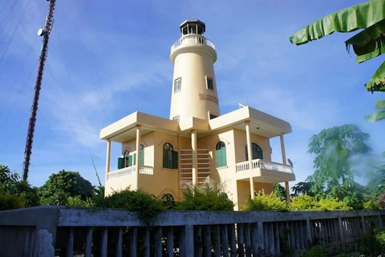 站在灯塔上，草洲岛的美景尽收眼底，是游客观赏这片宁静美景的绝佳之地。