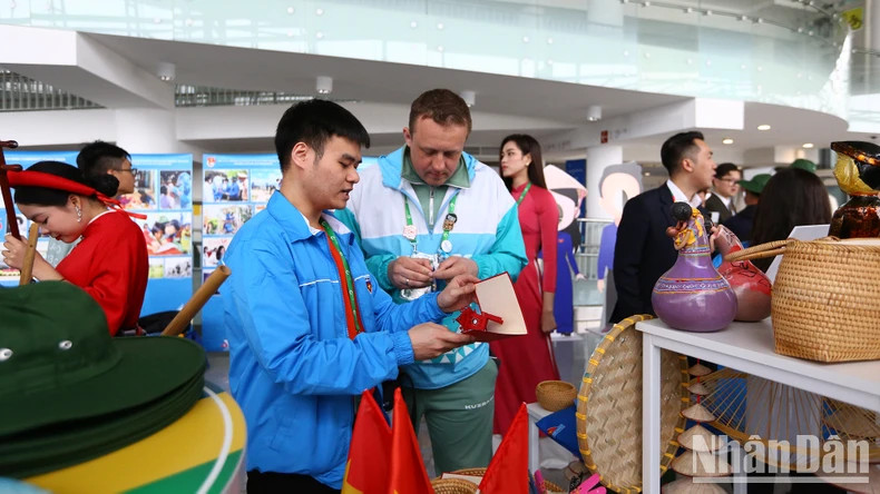 在越南展位推介越南手工艺品。