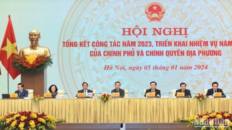 越南政府总理范明正主持会议。 越南政府总理范明正主持会议。