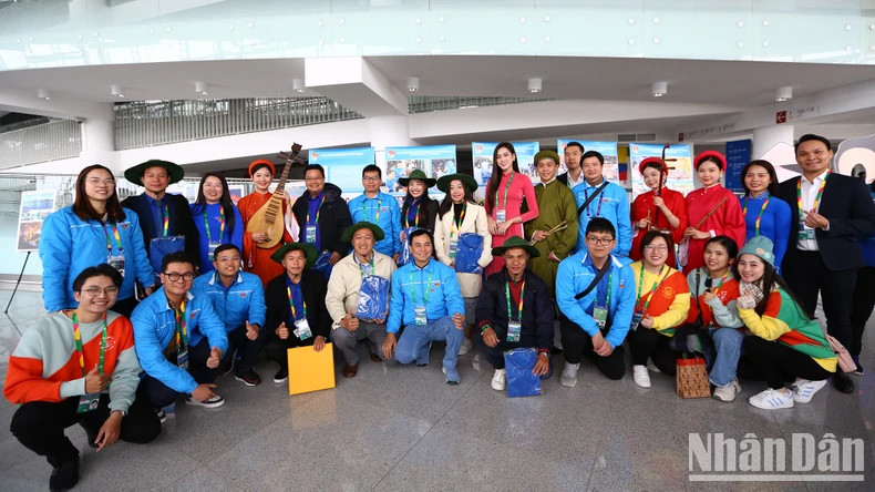 老挝代表团参观越南展位。