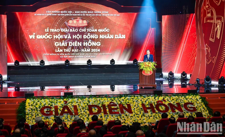 越南国会常务副主席、延洪奖指导委员会主任陈青敏在仪式上发表讲话。 越南国会常务副主席、延洪奖指导委员会主任陈青敏在仪式上发表讲话。