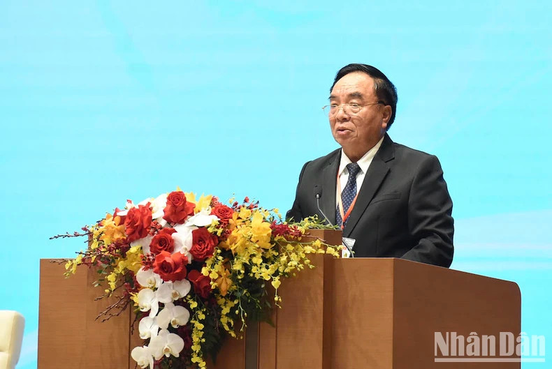 老挝计划投资部部长坎詹·冯福西在会上介绍老挝的投资环境和招商引资政策。 老挝计划投资部部长坎詹·冯福西在会上介绍老挝的投资环境和招商引资政策。