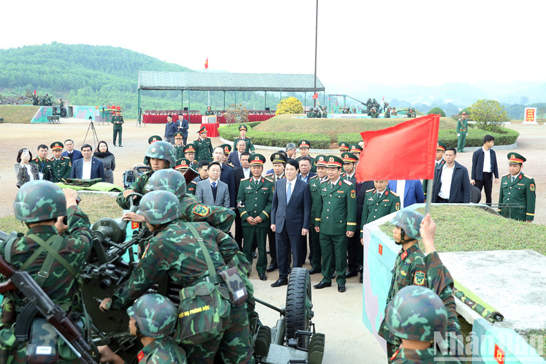 国家主席梁强视察241旅战备情况。