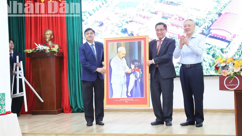 越南政府常务副总理阮和平向黄越学校赠送纪念品。 越南政府常务副总理阮和平向黄越学校赠送纪念品。