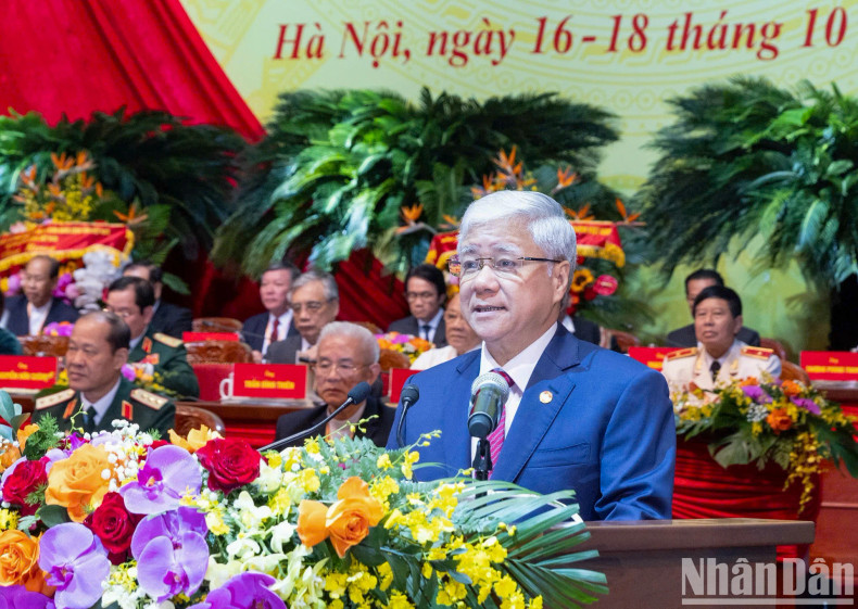 越南祖国阵线中央委员会主席杜文战在大会上致开幕词。 越南祖国阵线中央委员会主席杜文战在大会上致开幕词。