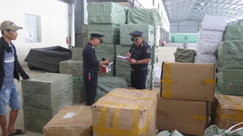 谅山省文朗新清海关分局的干部在宝原贸易股份公司的仓库检查进口货物。(图片来源:微雄壮 摄) 谅山省文朗新清海关分局的干部在宝原贸易股份公司的仓库检查进口货物。(图片来源:微雄壮 摄)