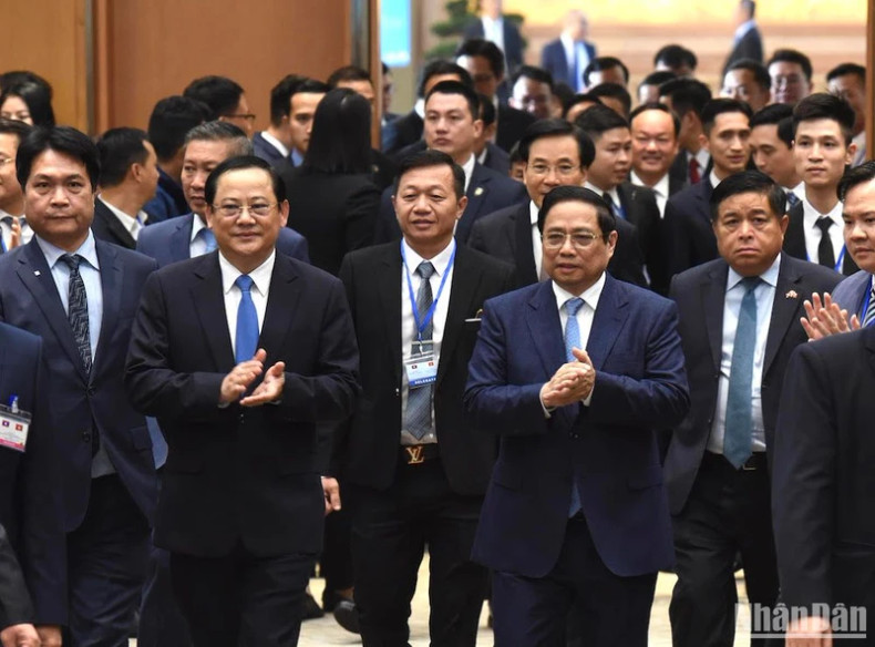越南政府总理范明正与老挝政府总理宋赛·西潘敦出席2024年越老投资合作会议。 越南政府总理范明正与老挝政府总理宋赛·西潘敦出席2024年越老投资合作会议。